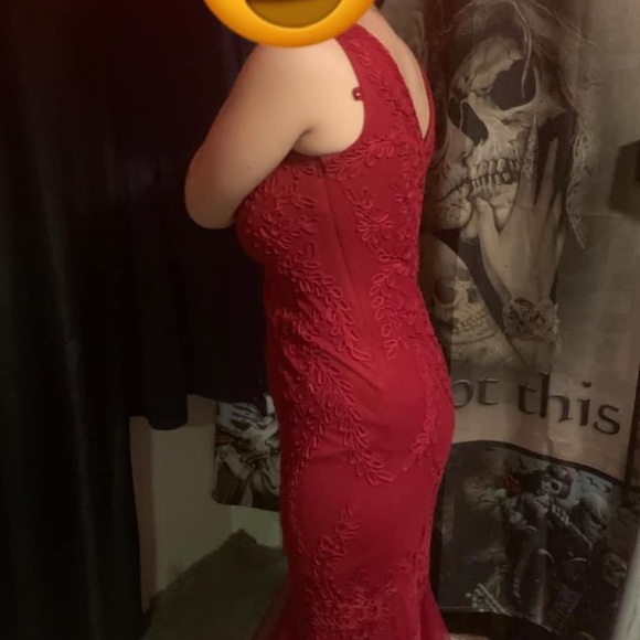 Beautiful Red Prom - Picture 2 of 3